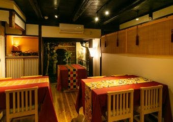 個室やお庭を眺めてのご会食、風薫るこの季節は、京都牛、鮑、筍等初夏に向けての様々なお料理をご用意してお待ちしております

