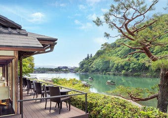 嵐山の雄大な景色を望みながら、京都・嵐山を感じさせるお料理や、日本茶をベースとした和の京都を感じさせる逸品をお楽しみいただけます。