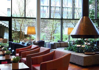 ホテルの中心、緑あふれるパティオに面し、中央に暖炉を設えた寛ぎの空間。