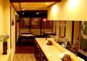 町屋を改装した京都の情緒を感じる空間で、自家栽培お野菜を使用した、京都の美味・名産を気軽に味わえます。