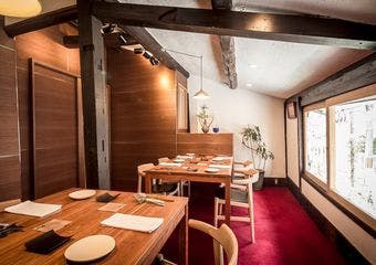 京町家をリノベーションした情緒溢れる空間で、京の食材を中心に季節の野菜をふんだんに使った進化する料理をお楽しみください。