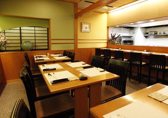 銀座の中心地にありながら、どこか懐かしい香りやほっと安らぐ温もりを感じて頂ける店内でございます。旬の食材を使った日本料理をお楽しみ下さい。