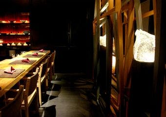 名店で研鑽を積んだシェフのクリエイティブな料理を、ひっそりと佇む独創的な空間の隠れ家レストランにてお楽しみ下さい。
