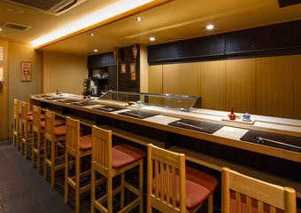 本格握り寿司や、走り、旬、名残の食材、歳時記にあわせてお作りする野趣溢れた京料理（おばんざい）をお楽しみください。