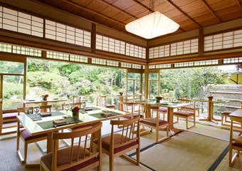 大正4年に築造された歴史ある桜鶴苑で、旬の食材を使った、四季折々の季節感溢れる京懐石をお愉しみ頂けます。