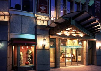 崎陽軒本店2階のシノワズリーな空間で、吟味された最高級香辛料と厳選された素材が絡み合う、バラエティ豊かな本場の広東料理をご堪能いただけます。
