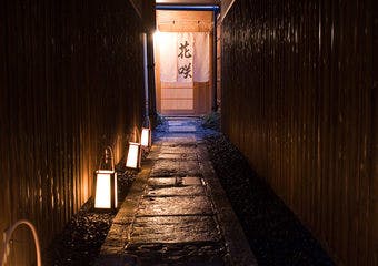 京都ビジネスの中心地にありながら、京都らしい落ち着いた空間で季節の京野菜など新鮮な食材を使った京料をお楽しみいただけます。