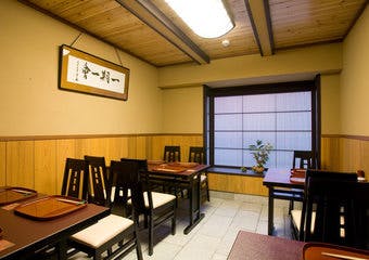 旬の食材をふんだんに使い、季節の彩りにあふれた会席料理と、京都らしいしゃぶしゃぶのコースを味わえます。