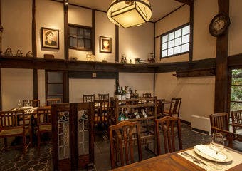 白洲次郎と正子、ふたりが生涯を通して愛した家「武相荘」内、2015年1月OPENのレストラン＆バー。日常の喧騒や時間を忘れるひとときを。
