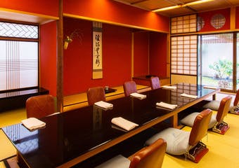 日本料理の伝統を受け継ぎながら、現代的な趣向を取り入れた柏屋の懐石料理。四季の味覚をごゆっくりと静かな個室でお楽しみいただけます。