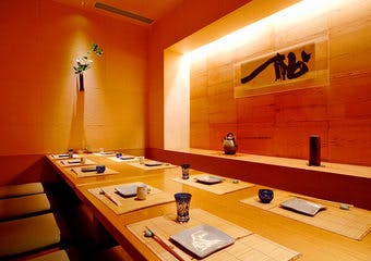 清潔でモダンな和風の店内に軽く流れるJazzを聞きながら、本格日本料理をカジュアルにお楽しみ下さい。当店はコース料理のみです。