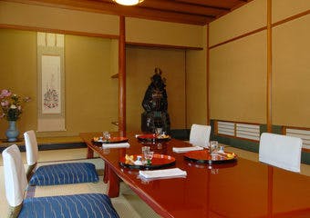 河原町の中心にありながら閑静な空間で、四季折々の季節感溢れる「たん熊」の真心こもった京料理をお楽しみください。
