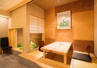 「鮨 よし田」は、京都ならではの食材や、江戸前ではなかなかお目にかからない食材を、京都らしい手法で独特のにぎりに仕上げます。