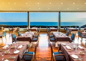 高台から望む相模湾、そして海の幸や地場の野菜など。ホテルの直営レストランで愉しめる「味わい」窓一面に広がる相模湾の「ロケーション」をどうぞ。