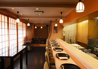 フランス料理を学んだ後、和食の道へと進んだ店主・吉田修久が伝統的な京料理に新風を吹き込みます。
