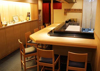 京都の老舗料亭で研鑽を積んだ巧みな技で、丁寧な仕事を施す「江戸前寿司」と日本料理の粋を凝らした「季節の酒肴」をお楽しみいただけます。