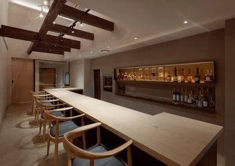 ゆったりと寛げる町屋の一軒家で、京野菜や地産地消、地酒など移り変わる京都の四季を楽しむイノベーティブレストランです。