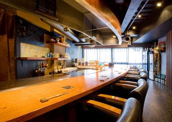 確かな目利きで厳選した最高等級の霜降り肉の神戸牛ステーキと神戸有機野菜を、厳選ワインと共にお楽しみください。