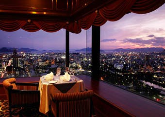 ホテル最上階33階から、眩い星空のようにきらめく夜景を見渡せるレストラン＆バー。大切な方と特別なひとときをぜひお楽しみください。