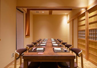 「神楽坂 宙山」は、伝統と革新が息づく京料理とワインとのマリアージュを提案する和食店です。