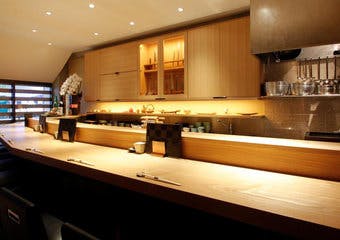 神泉駅徒歩1分。伝統的な日本家屋を思わせる雰囲気の中、多種多様な包丁から生み出される数々のお料理と日本酒のマリアージュをお楽しみください。