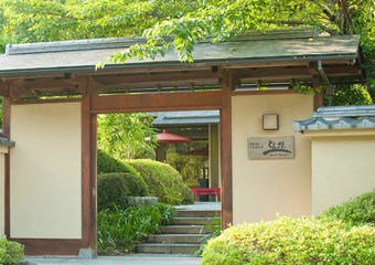 邸宅のような落ち着いた佇まいの「京都・嵐山 ご清遊の宿 らんざん」内にある、日本料理店「京雅」。