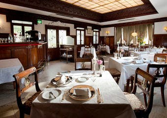 旧山手通り、代官山の閑静なたたずまいの一軒家レストラン。重厚なマホガニーの扉を開けると、温かい笑顔でお客様をお出迎え致します。
