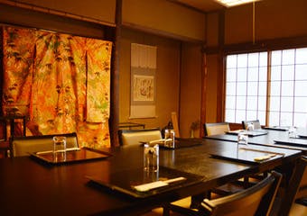 押小路通沿いに佇む昔ながらの京町家で、伝統的な京料理を礎に、多彩な食材を組み合わせたお料理をお愉しみいただけます。