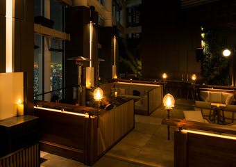最上階である52 階の「ルーフトップ バー」では、東京湾やお台場などの美しく輝く夜景と共に、バラエティ豊富な飲み物をお楽しみ頂けます。