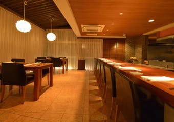 和洋折衷の独創的な日本料理店。日本料理の枠にとらわれ過ぎず、洋の要素も含め美味しさを追求した独創的な料理をお愉しみいただけます。