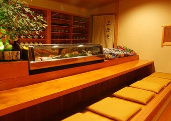 京野菜をはじめ天然の魚全国各地の旬の素材にこだわり、繊細で目でも楽しむ仕出し弁当、幕の内弁当、季節料理、ゆば料理をお作りしております。