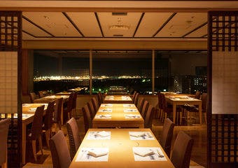 ホテル最上階に位置する「日本料理あづま」。成田空港を一望できる店内では、離発着する飛行機を間近にご覧いただけます。