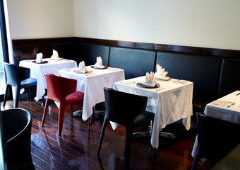 神楽坂の閑静な住宅街に佇む一軒家レストラン。フランス料理の歴史の重みと新たなる可能性、その両方が体感できる至高の一軒です。 
