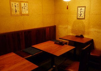 お気に入りの一杯を見つけに、何度でも通いたいくつろぎの空間。神田に本店を構える日本酒と鮮魚の名店。新丸ビルの和個室で大人の宴席を。