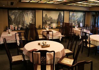宮廷料理の伝統を受け継ぐ北京・上海料理をお気軽にお楽しみ頂ける中国料理のレストラン。医食同源を心に、「口福の一品」で皆様をお迎えいたします。