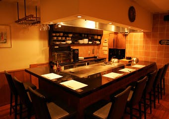 全国各地の厳選素材を、厚さ2センチの鉄板の上でシェフ田島がオリジナリティー溢れる料理に変身させ、お客の舌を魅了させます。