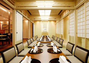 鮨・天麩羅・鉄板焼それぞれの専用カウンターを設けた「羽衣」。熟練職人による繊細な手わざが、四季折々の日本の美味を奏でます。【明治記念館内】