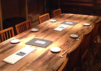 無病（む・びょう）息災を願い名付けた「瓢六亭」。赤坂の中心で鰻と旬の食材の和食。料理人と向き合うカウンター席、会食には個室を。