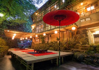 鴨川の源流、京の景勝地、貴船。当館は貴船神社鳥居前にあって創業天保年間以来、川魚生簀料理を一貫して提供しております。