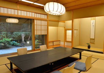 1950年、東京 愛宕山の麓に創業した精進料理「醍醐」。初代店主が曹洞宗の名刹「青松寺」内で開業し、現在4代目が料理･接客と老舗の伝統を受け継ぐ。