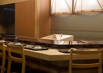 1935年創業以来、暖簾を守り続けている寿司屋「銀座 久兵衛」の伝統の味を、ここ「ホテルニューオータニ 本館」でお愉しみください。
