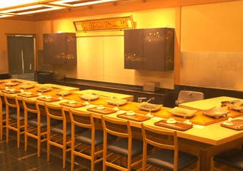 1935年創業以来、暖簾を守り続けている寿司屋「銀座 久兵衛」の伝統の味を、ここ「帝国ホテル 大阪」でお愉しみください。