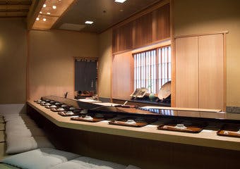 1935年創業以来、暖簾を守り続けている寿司屋「銀座 久兵衛」の伝統の味を、ここ「ホテルニューオータニ ガーデンタワー」でお愉しみください。