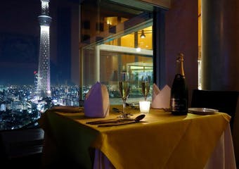 東京スカイツリー（R）や隅田川の夜景を眺めながら、旬の食材を使用した季節限定のディナーコースを、優雅にお食事をお愉しみいただけます。