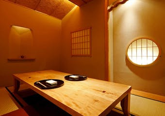 昨今、モダンスタイルの日本料理店が多い中、旬の素材を丁寧に調えお愉しみいただける純日本料理の会席料理店。