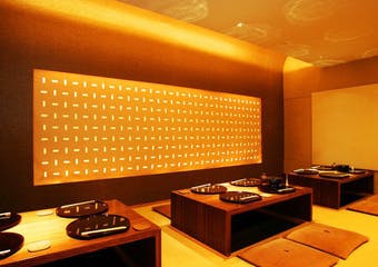 京都の老舗「はり清」の姉妹店「dining HARIMAYA」。老舗料亭の味をアレンジした創作的な料理もあり、趣向を凝らした逸品が揃う。