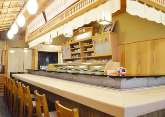 花街風情漂う、京都祇園で三代続く老舗の寿司店。お付きだしやお造り、焼き物、もちろん自慢の握りを8貫ほど付けた「おまかせ」が人気です。