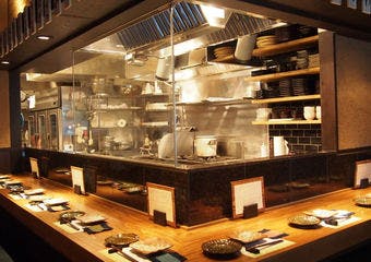 比内地鶏の鶏料理を中心に、比内地鶏の水炊き、きりたんぽ鍋、秋田の郷土料理をお楽しみいただけます。