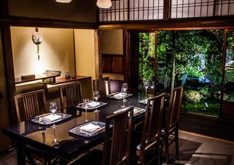 四季折々の食材に適した調理法で醸し出す和の饗宴。伝統と革新の融合、京都独自の美しさを表現したお料理とソムリエ厳選ワインをご提案します。