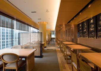 ホテルエルセラーン大阪6Fに位置する「日本料理 桂／ホテルエルセラーン大阪」。庭園を臨む堀りごたつの個室などをご用意しております。